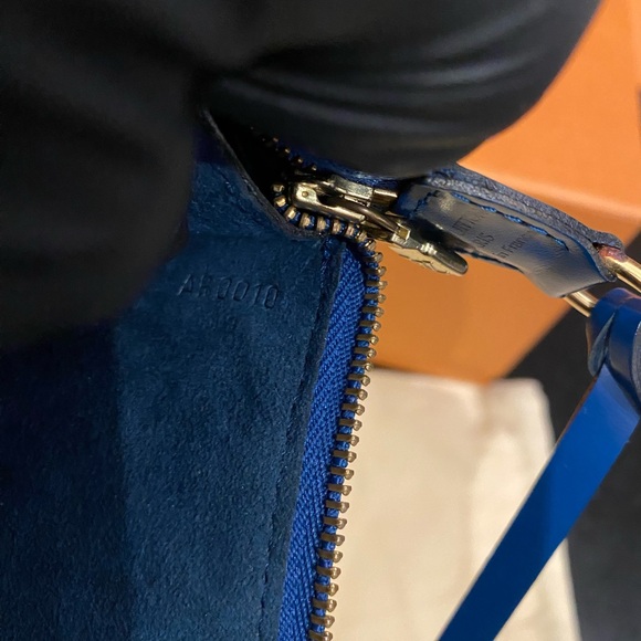 Louis Vuitton Vintage EPI Pochette - Picture 11 of 11